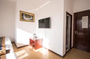 Escritorio, cortinas blackout y wifi gratis 