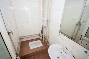 Kolmen hengen comfort-huone | Kylpyhuone | Suihku, ilmaiset hygieniatuotteet, hiustenkuivaaja, tohvelit