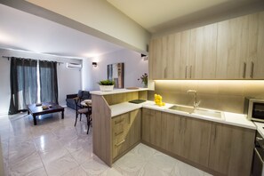 Fridge, microwave, oven, stovetop - Regalo Apartments (Lefkada)