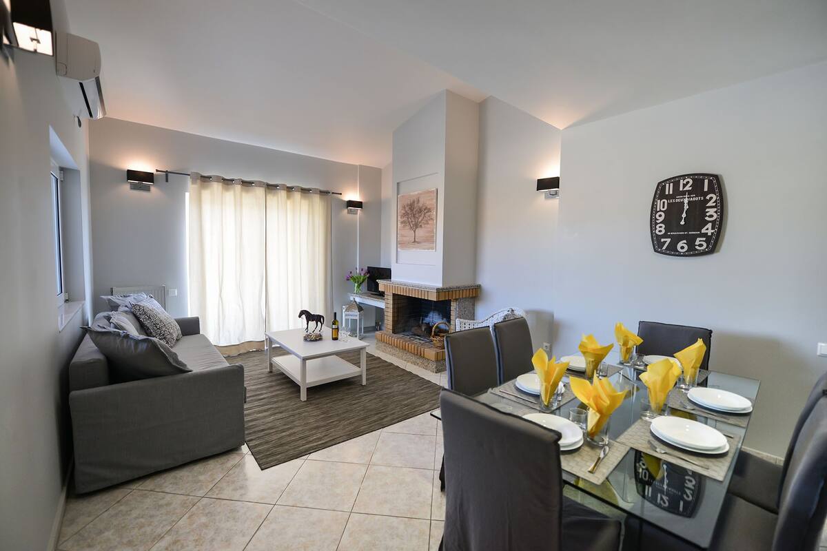 Deluxe Apartment, 3 Bedrooms | Living area