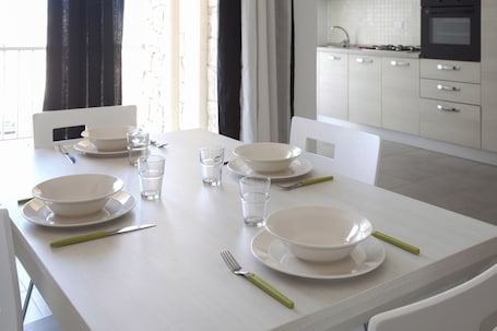 Full-size fridge, oven, stovetop, coffee/tea maker