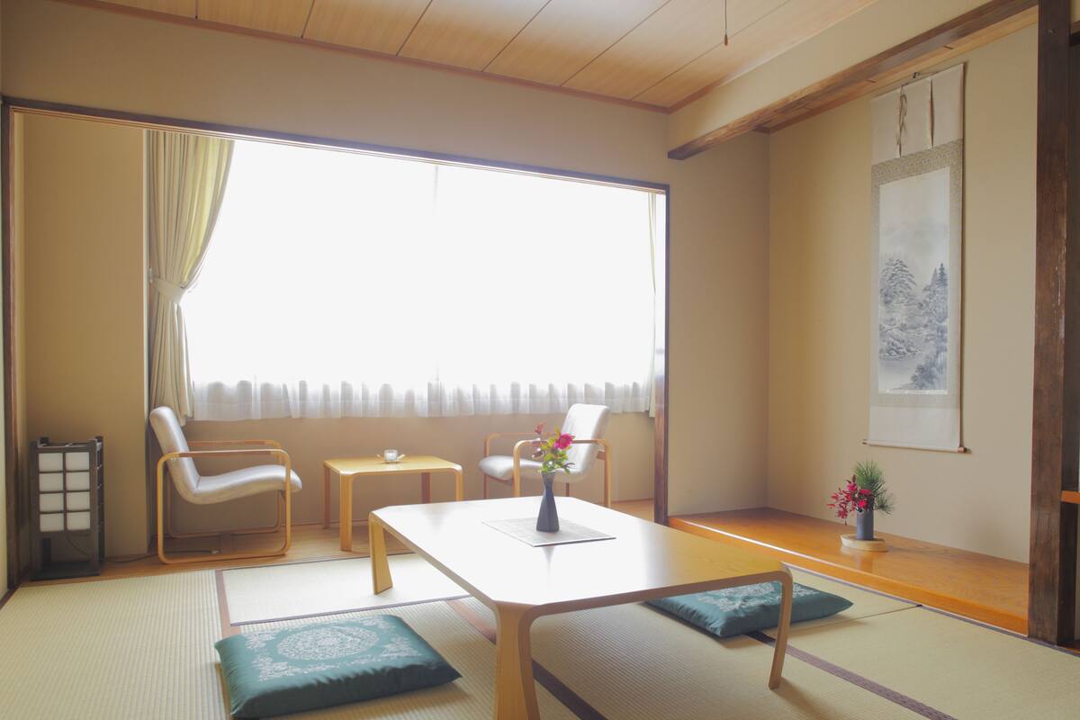 Japanese Style Room, Smoking