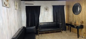 Appartement, 3 chambres, cuisine | Aire de séjour | Téléviseur connecté de 50 po avec télévision par satellite, téléviseur