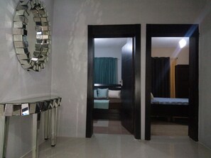 50-英寸智能电视（配备卫星频道）、电视、DVD 播放器