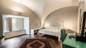 Minibar, caja de seguridad en la habitación y escritorio