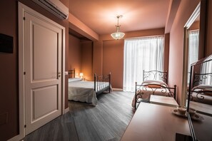 Minibar, in-room safe, desk, laptop workspace - Residenza Cavour (Acireale)