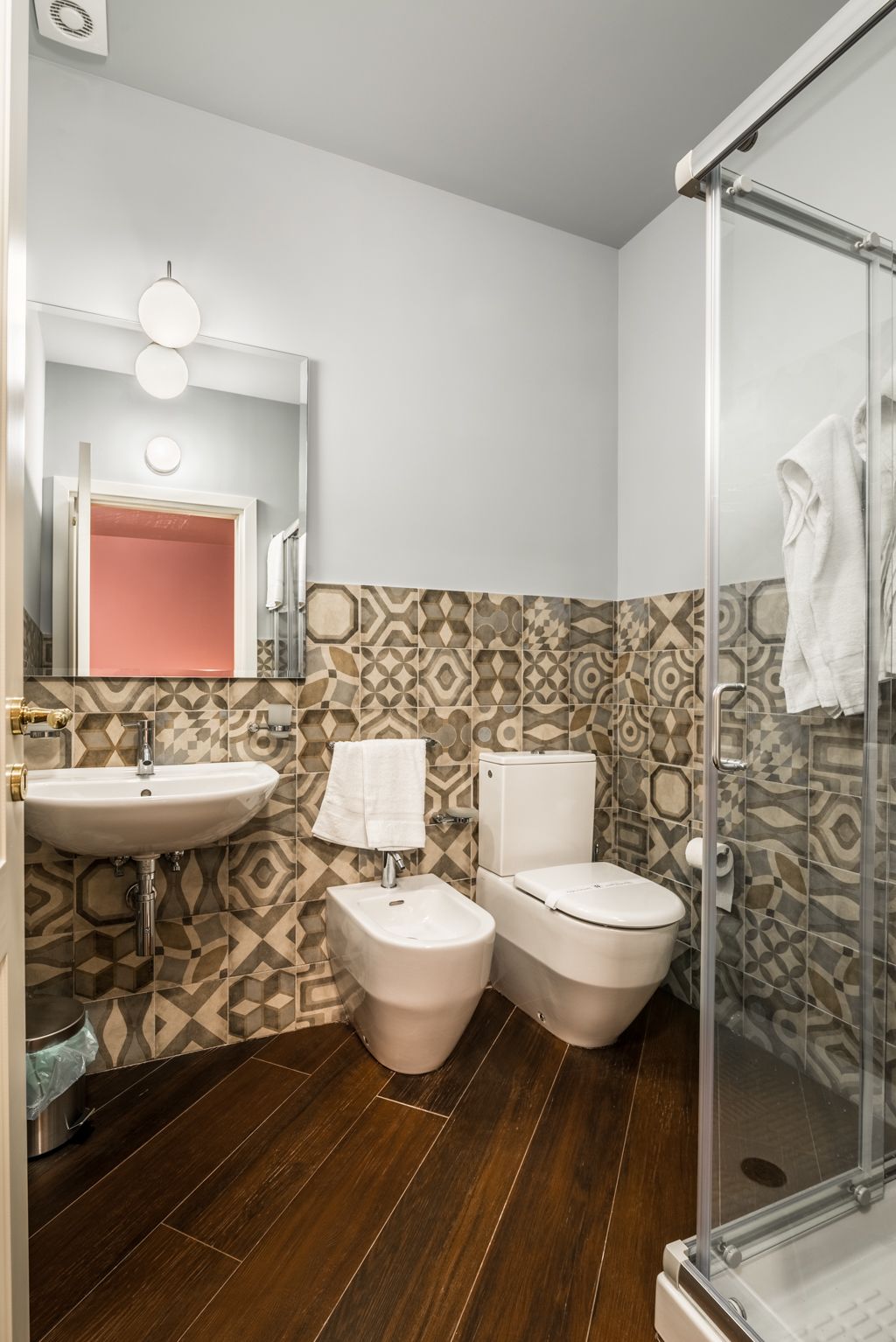 Ein modernes Badezimmer mit integriertem Bidet, Toilette und Waschbecken.