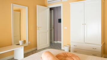 Minibar, coffres-forts dans les chambres, bureau