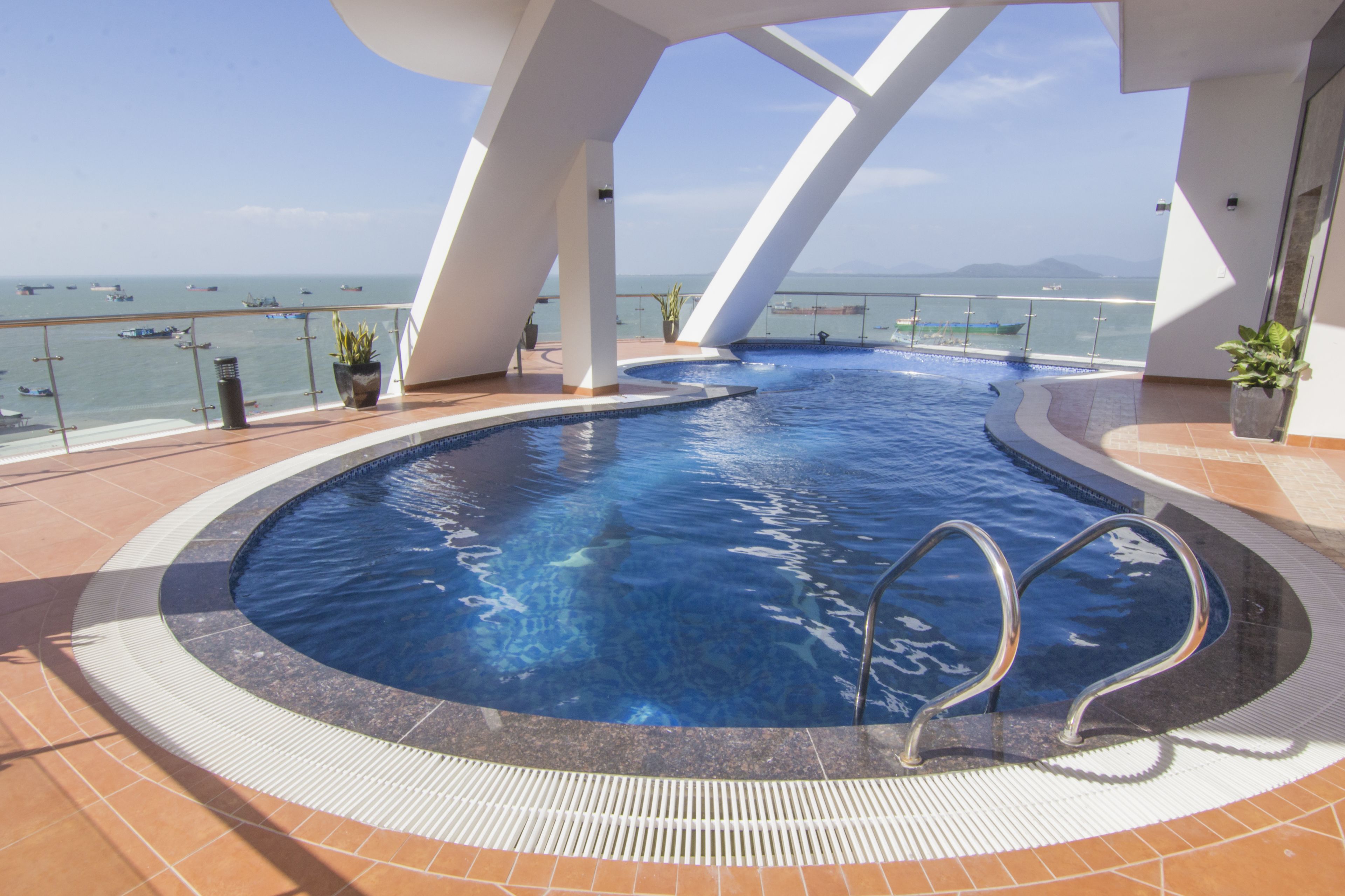 Kolam renang terbuka, kerusi lepak pantai 