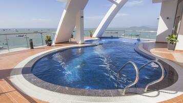 Kolam renang terbuka, kerusi lepak pantai