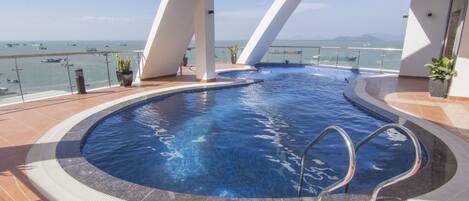 Utomhuspool och solstolar