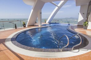 Piscine extérieure, chaises longues
