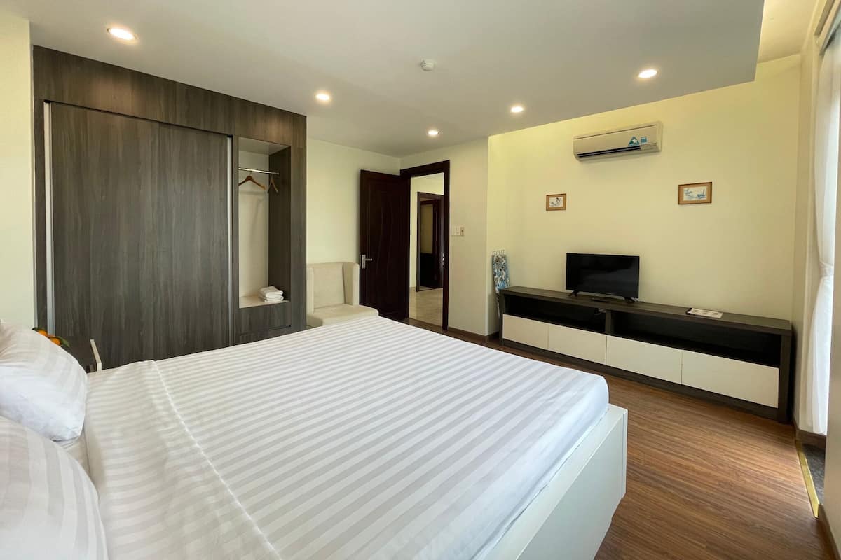 3 Bedrooms Apartment | Minibar, desk, soundproofing, free WiFi