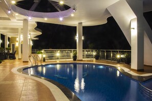 Piscina all'aperto, lettini
