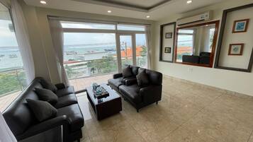 Apartment, 3 Bedrooms | Ruang tamu | TV LCD