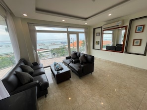 Departamento, 3 habitaciones | Área de sala de estar | Televisión LCD