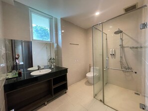 Appartement, 3 chambres | Salle de bain | Articles de toilette gratuits, sèche-cheveux, chaussons