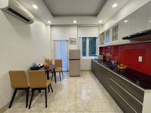 Appartement, 1 chambre | Cuisine privée | Grand réfrigérateur, micro-ondes (sur demande), plaque de cuisson