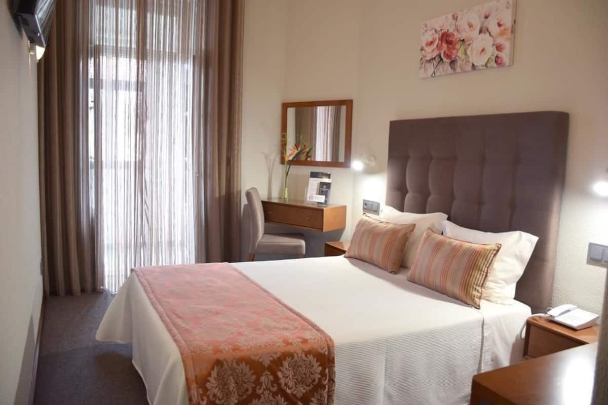 Habitación doble | Escritorio, insonorización, wifi gratis y ropa de cama