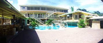 Una piscina al aire libre