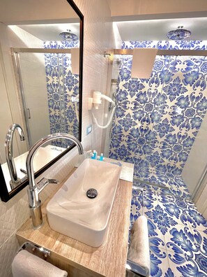 Suite Studio Royale, terrasse, vue port | Salle de bain