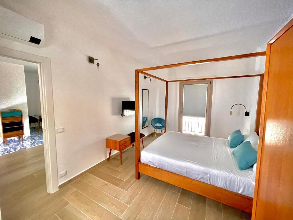 Royal-studiosviitti, terassi, näköala satamaan | Ylelliset vuodevaatteet, untuvapeitot, minibaari, tallelokero huoneessa