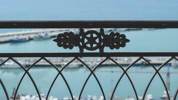 Ylelliset vuodevaatteet, untuvapeitot, minibaari, tallelokero huoneessa