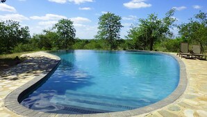 2 outdoor pools, pool umbrellas, pool loungers - Yingwe (Phalaborwa)