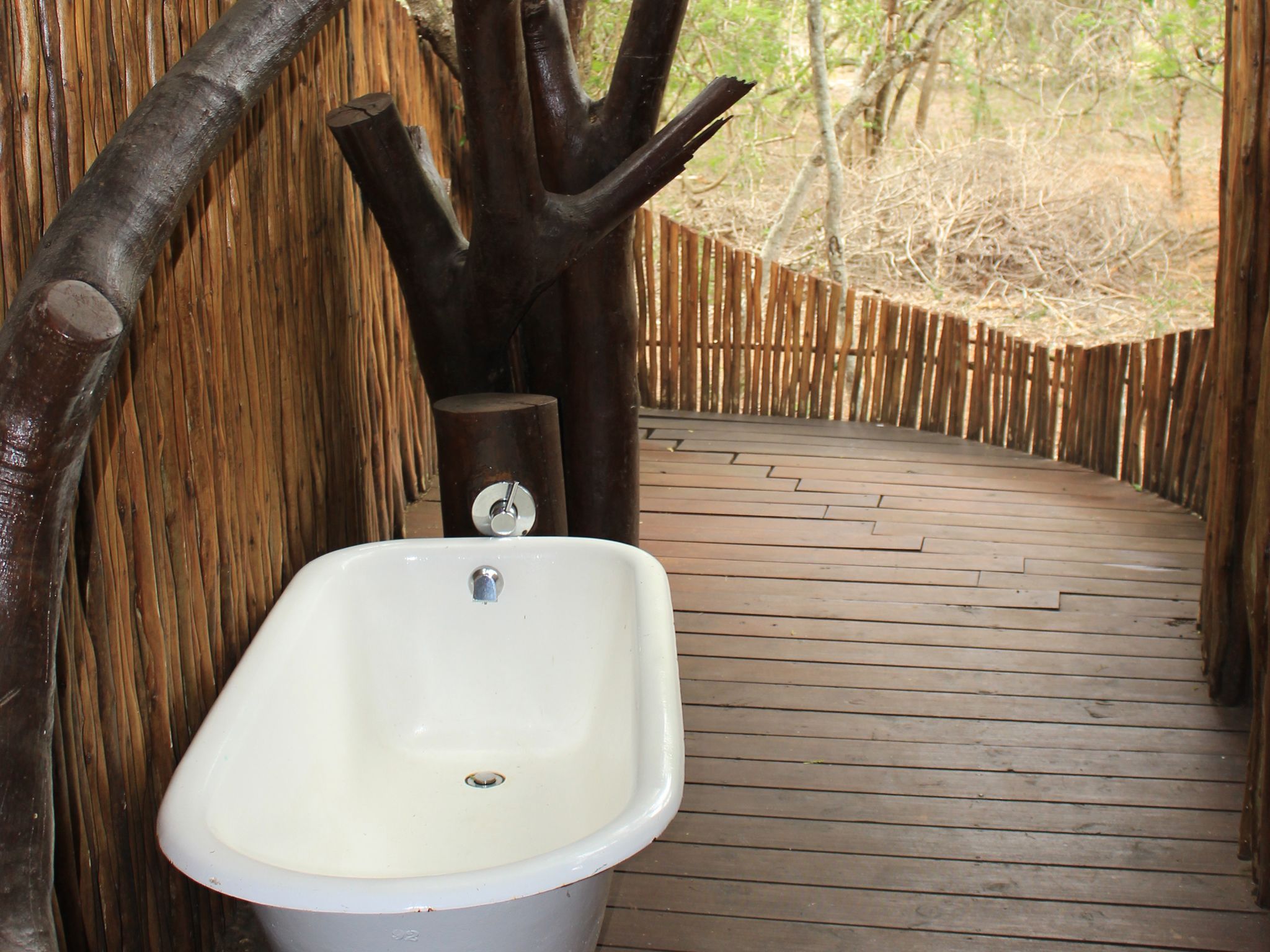 Deep-soaking bathtub