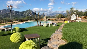 Una piscina al aire libre de temporada (de 10:00 a 18:00), sombrillas