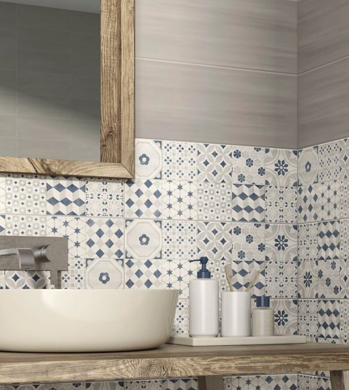 Une salle de bain avec un meuble-lavabo en bois, un lavabo blanc et un pare-feu en carreaux orné de motifs géométriques.
