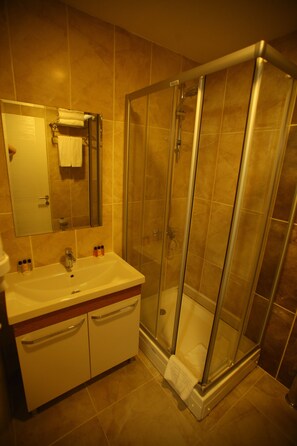 Shower, free toiletries, hair dryer, bathrobes - Helikon Business Hotel (Istanbul)