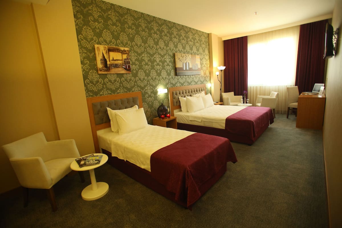 Superior trippelrum | Minibar, skrivbord, ljudisolering och strykjärn/strykbräda