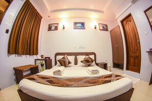Deluxe Double or Twin Room, Private Bathroom, Garden View | Minibar, in-room safe, desk, iron/ironing board
