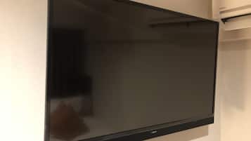 Ein Flachbildfernseher an der Wand befestigt.