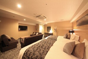 Escritorio, tabla de planchar con plancha, wifi gratis y ropa de cama 