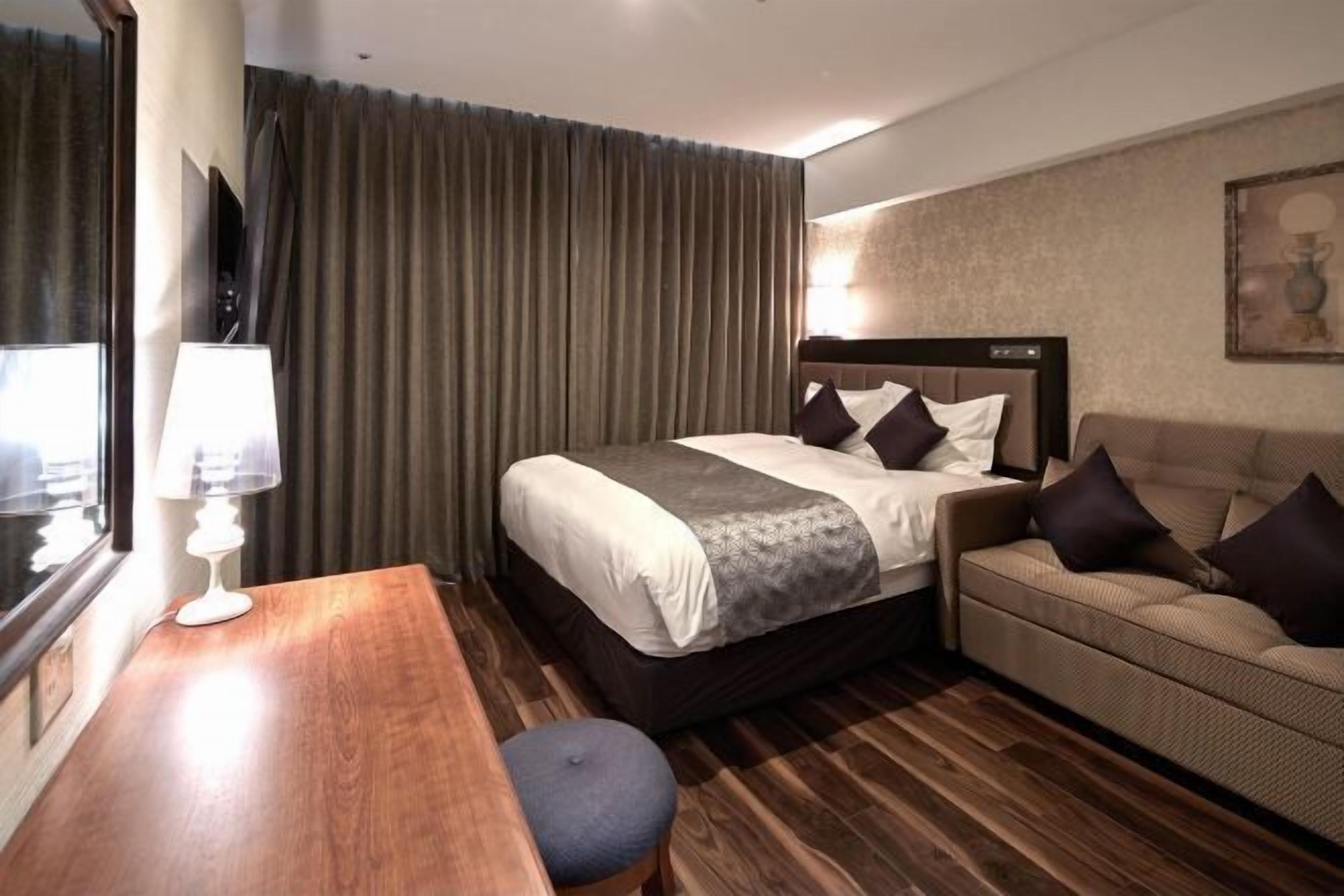 Skrivebord, strykejern/-brett, wi-fi (inkludert) og sengetøy