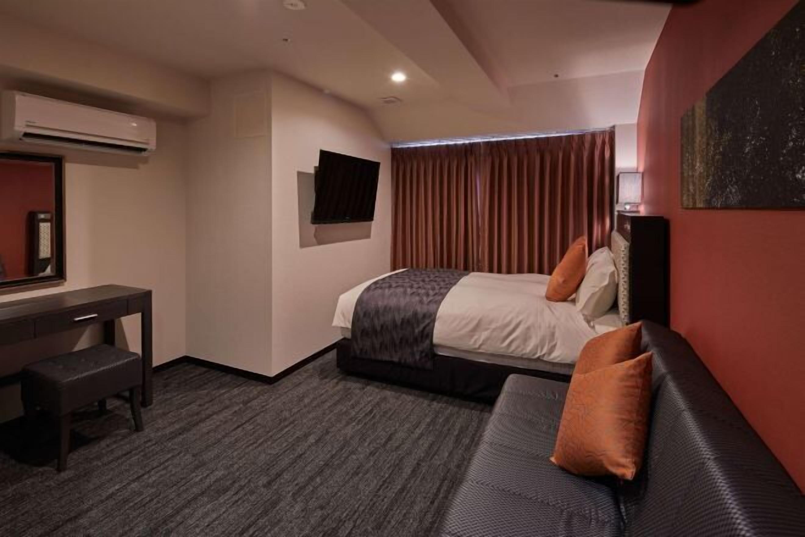 Skrivebord, strykejern/-brett, wi-fi (inkludert) og sengetøy