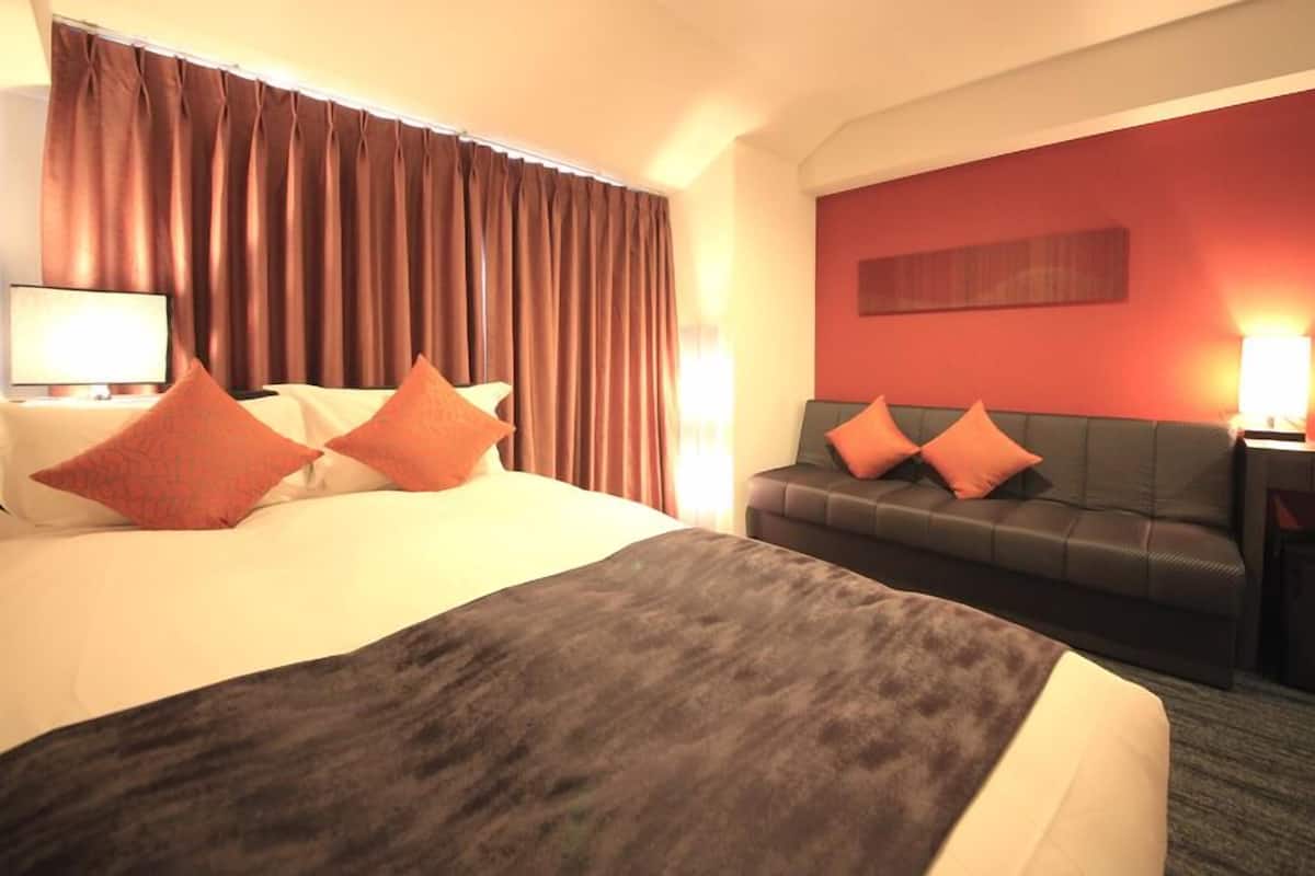 Desk, iron/ironing board, free WiFi, bed sheets