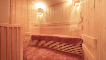 Eine Holzsauna mit Sitzbank und schmalen Holzlatten.
