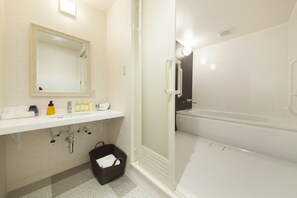 Habitación de lujo con 2 camas individuales (OpenAirBath, ExtraBed from 5th adult) | Baño | Amenidades de baño gratuitas, secadora de cabello, batas, pantuflas
