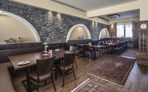 Lunch and dinner served, pizza