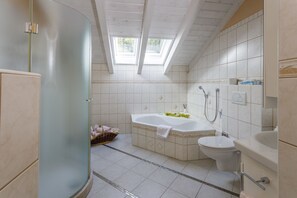 Quarto casal conforto | Banheiro | Chuveiro, produtos de toalete grátis, secador de cabelo 