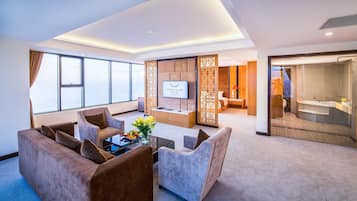 Frigobar, cofres nos quartos, escrivaninha, cortinas blackout