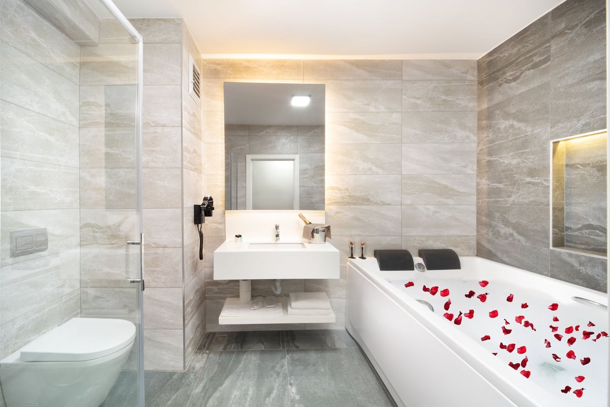 Romantic Room, 1 Katil Kelamin (Double) | 1 bilik tidur, peti besi dalam bilik, meja, langsir/tirai gelap terus