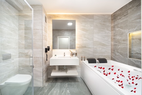 Romantic Room, 1 Double Bed | In-room safe, desk, blackout drapes, soundproofing. Nish Suite Atasehir