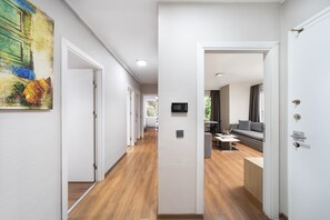 In-room safe, desk, blackout drapes, soundproofing - Nish Suite Atasehir (Istanbul)