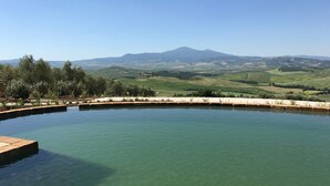A pool with a view of a mountain range. - A440 in Tuscany (Pienza)