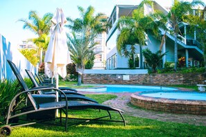 Outdoor pool, pool umbrellas, pool loungers - Margate Hotel (Margate)