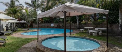 Piscine extérieure, parasols de plage, chaises longues